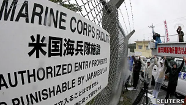日本冲绳民众在普天间美军基地外抗议（16/5/2010）