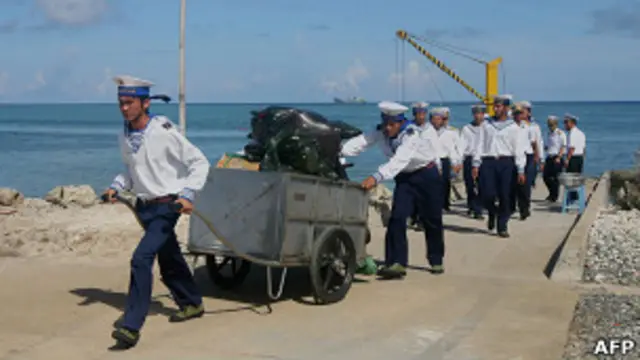 Вьетнамские моряки на одном из островов Спратли 6 июня 2011 года