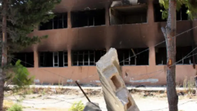 مبنى محترق في جسر الشغور