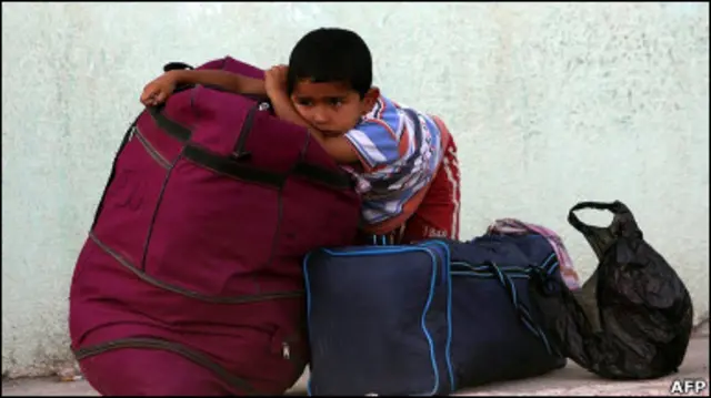 Хлопчик із сумками