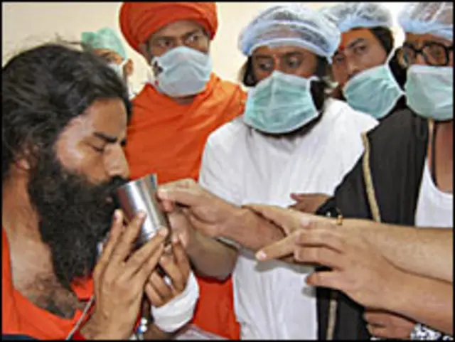 साधुओं ने जूस पिलाकर बाबा रामदेव का अनशन ख़त्म करवाया