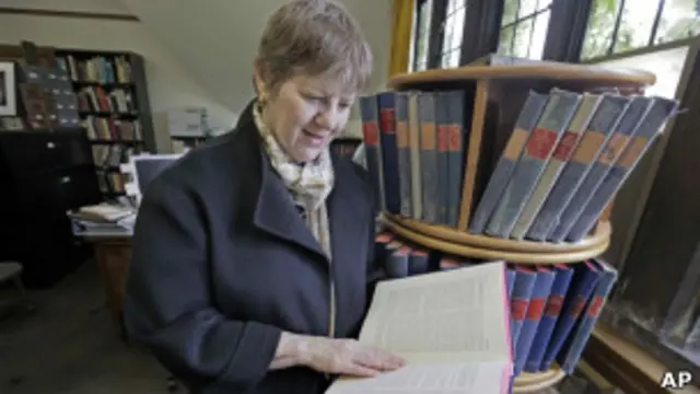 Martha Roth, editora do dicionário, folheia um dos volumes