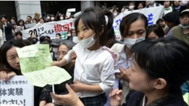 Anak-anak dan orang tua mereka di Jepang