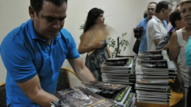 Pembeli mengantri buku baru berisi catatan harian Che Guevara dalam Revolusi Kuba.