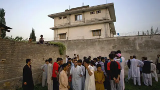 Местные жители у виллы, где скрывался бин Ладен