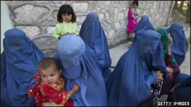 زنان و کودکان افغان در بیرون یک بیمارستان در فیض آباد
