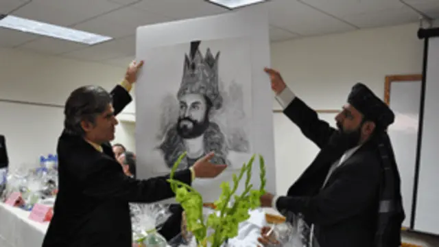 یک نقاش افغان در آمریکا تصویری از سلطان محمود را به والی غزنی داد.