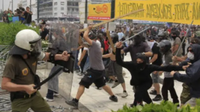 Massa demonstran Yunani nekat menghadapi polisi di Athena