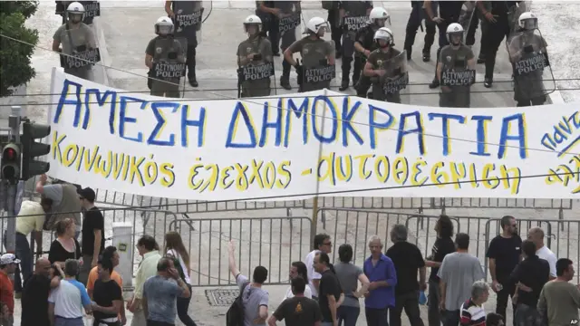 polisi Athena menghadapi demonstran