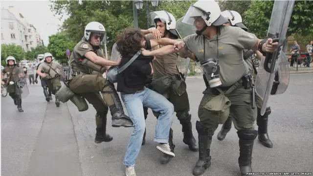 massa demonstran di Athena bentrok dengan polisi