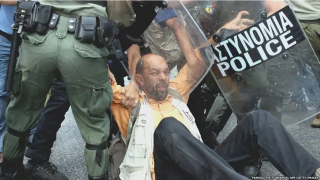 massa demonstran di Athena bentrok dengan polisi