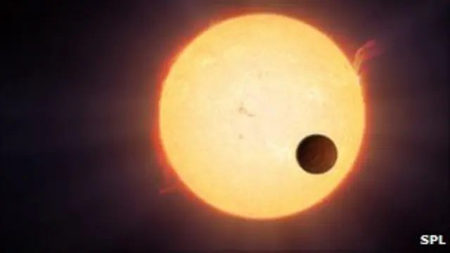 نقاشی هنرمند از عبور سیاره از برابر ستاره مرکزی