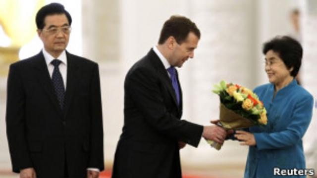 Дмитрий Медведев вручает цветы первой леди КНР