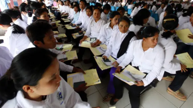 Calon TKW menunggu giliran mengurus dokumen