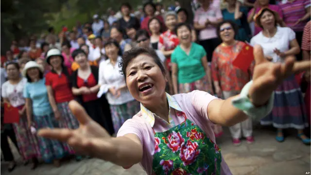 Seorang wanita Cina menyanyikan lagu patriotik