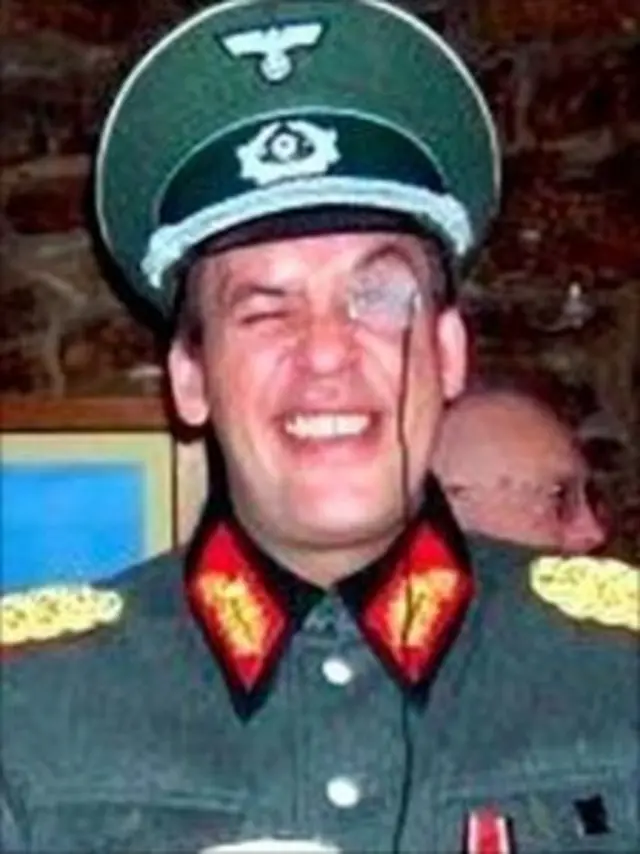 Sean Aspey dinon-aktifkan dari jabatannya sebagai anggota dewan kota karena memasang foto ini