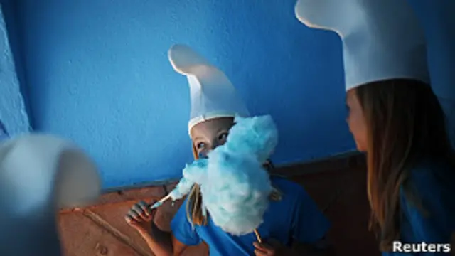 Una niña de Júzcar, en Andalucía, vestida de pitufa.