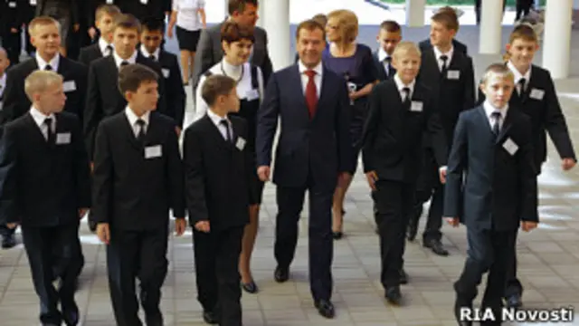 По словам Медведева, нужно дать шанс выпускникам школ на поступление в вуз