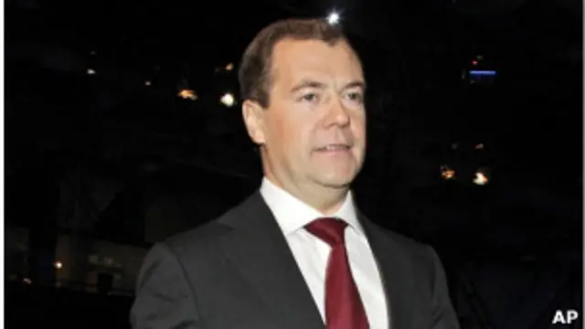 Дмитрий Медведев идет к трибуне