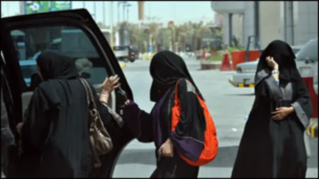 لا يوجد قانون يحظر قيادة النساء السيارات غير ان تراخيص القيادة تمنح للرجال فقط