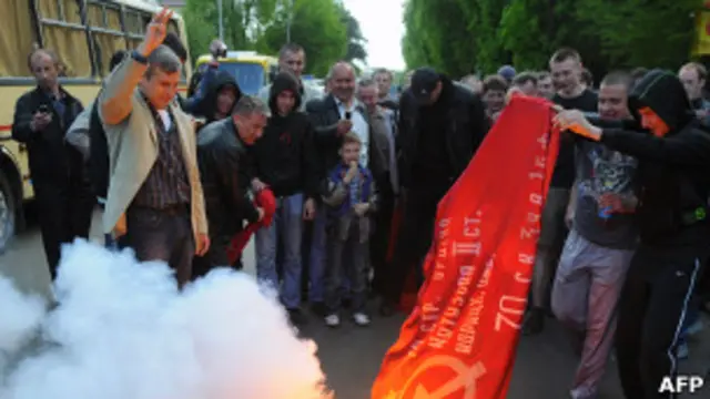 Украинские националисты поджигают красный флаг 9 мая 2011 года