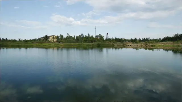 Một hồ gần sân bay Đà Nẵng là nơi bị cho là nhiễm chất Da cam.
