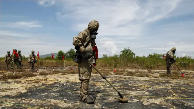 Một tuyên bố từ đại sứ quán Mỹ cho biết Bộ Quốc phòng Việt Nam sẽ bắt đầu rà soát khu vực xung quanh sân bay Đà Nẵng để tìm bom mìn chưa nổ. Sau đó, cả hai phía sẽ hợp tác để xử lý với dioxin trong đất và các chất lắng cặn tại những khu vực nhiễm độc.