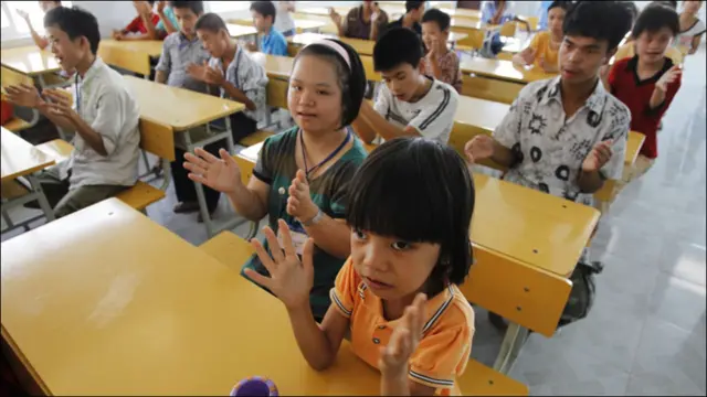 Các nạn nhân chất Da cam trong một lớp học tại Đà Nẵng.