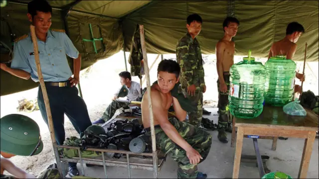 Binh lính nghỉ ngơi trong trại dựng lên nhân đợt triển khai chiến dịch làm sạch môi trường này.