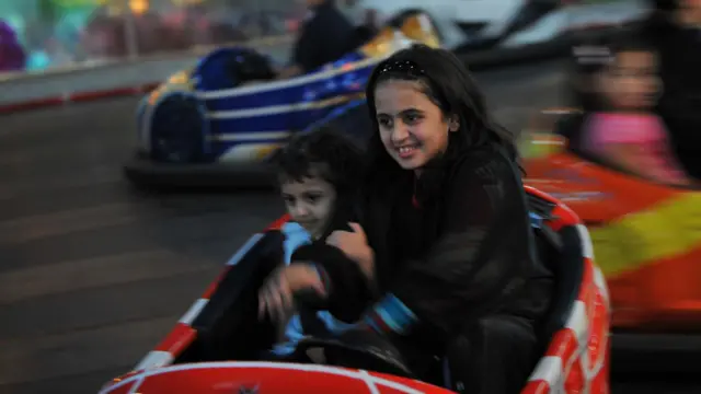 Bocah Saudi mengendari kendaraan mainan