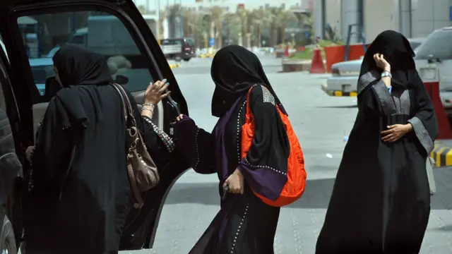 Wanita Arab Saudi bersiap masuk mobil