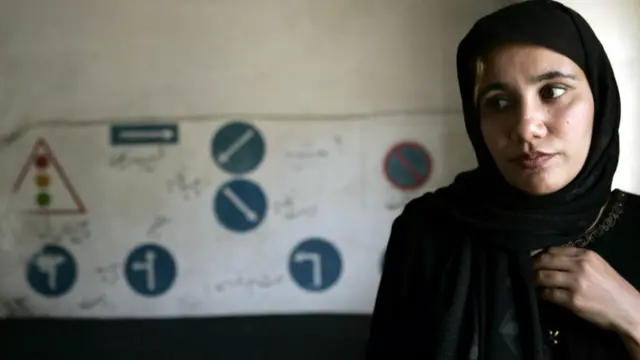 Wanita Agfhanistan belajar mengemudi.