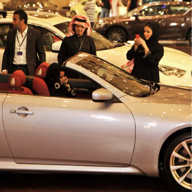 Wanita Saudi mencoba mobil mewah di ajang pameran