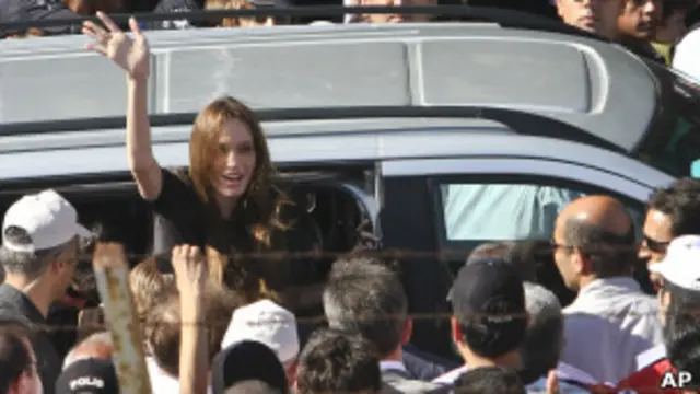 انجلينا جولي خلال زيارتها للمخيم