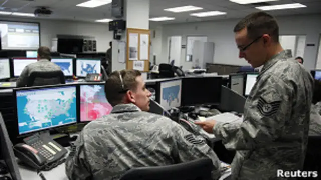 در آمریکا در دو سه سال اخیر، یعنی حتی پیش از برملاشدن حمله استاکس‌نت به تاسیسات اتمی ایران، بحث‌ها در زمینه تهدیدات و خطرات ناشی از حملات سایبری شتاب و پیشرفت محسوسی داشته است