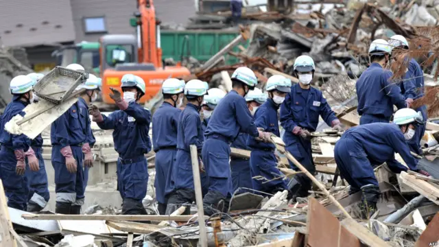 Polisi meneruskan upaya membersihkan puing-puing di kawasan Kesennuma pada saat peringatan 100 hari bencana gempa dan tusnami. 