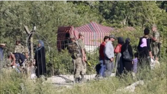 Ribuan rakyat Suriah lari ke Turki untuk menghindari gempuran militer. 