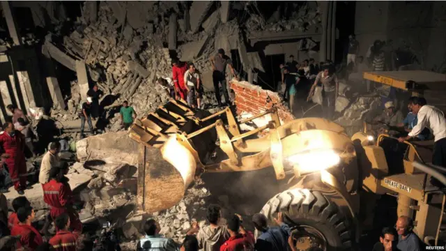 Pejabat pemerintah Libia mengatakan serangan NATO meratakan rumah penduduk.