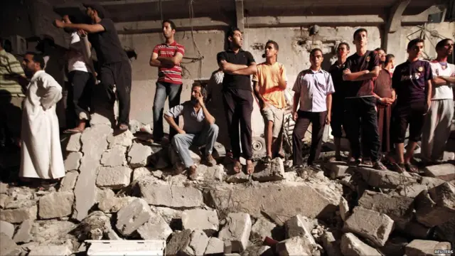 Serangan udara dilakukan tidak lama setelah dini hari Minggu.