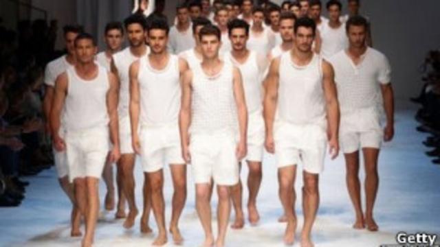 Мужчины дефилируют в нижнем белье на показе мод