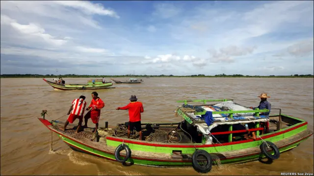 Люди працюють на човні, шукаючи вугілля із затонулого судна на річці Янгон у В'єтнамі. Їхня робота дуже небезпечна, а найбільше вони можуть заробити на місяць 200$. Люди не відмовляються від роботи, з якої можуть не повернутися, бо третина населення живе за межею бідності. 