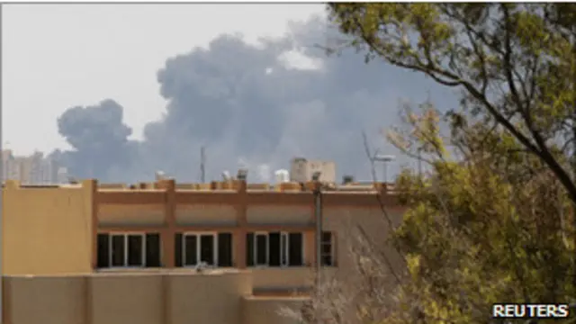 Asap tebal mengepul dari bangunan yang diserang Nato di Tripoli