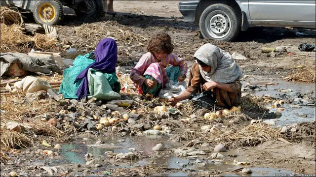Пакистанські дівчатка порпаються у купі зіпсованих фруктів та овочів, шукаючи що попоїсти. На смітнику міста Равалпінді. 