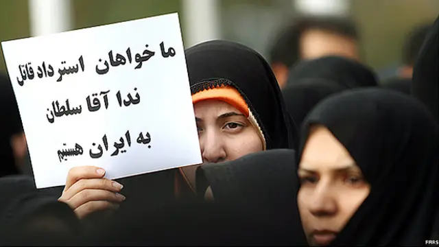 مقامهای حکومت ایران آرش حجازی را "قاتل" ندا معرفی کردند و هواداران حکومت در پشتیبانی از این نظر در یک راهپیمایی خواهان استرداد آرش حجازی شدند که در بریتانیا به سر می برد. 