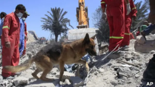 رجال إنقاذ في موقع الغارة بطرابلس