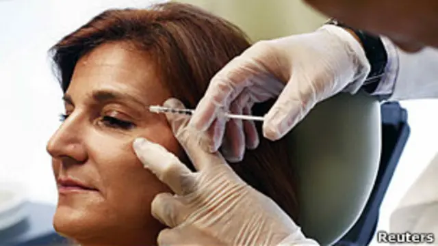 Los tratamientos con Botox relajan los músculos y suavizan las arrugas.
