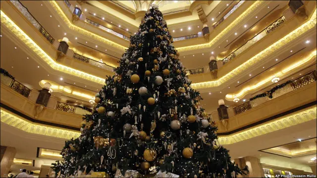 Ця різдвяна ялинка прикрашена на 11 мільйонів доларів. Прикрасами на цій ялинці було золото, дорогоцінне каміння та діаманти. Вона стояла у вестибюлі готелю Emirates Palace, в Абу-Дабі. Об'єднані Арабські Емірати, грудень 2010. 