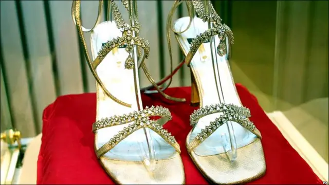 Босоніжки вартістю 1 мільйон доларів, виставлені на продаж у лондонському універмазі Херродз у квітні 2002 року. Їх створив дизайнер Стюарт Вайцман. Саме ця пара взуття визнана найдорожчою у світі. Босоніжки оздоблені платиною і 464 діамантами. 