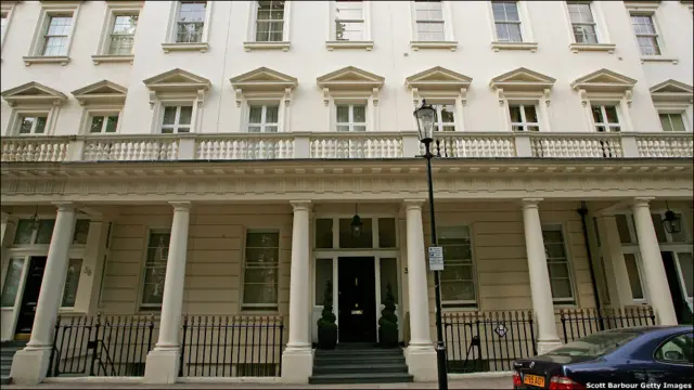 У цьому будинку живе найбагатший чоловік Росії і Великої Британії Роман Абрамович, коли буває у Лондоні.