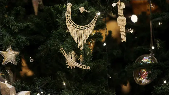 Деякі з цих ялинкових новорічних прикрас можна роздивитися ближче. 